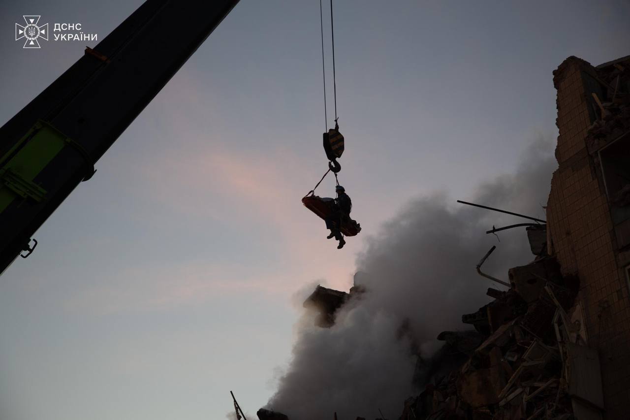 Новини Тернополя - фото з 26 людей зникли безвісти після атаки. Служби на місцях ударів працюватимуть усю ніч