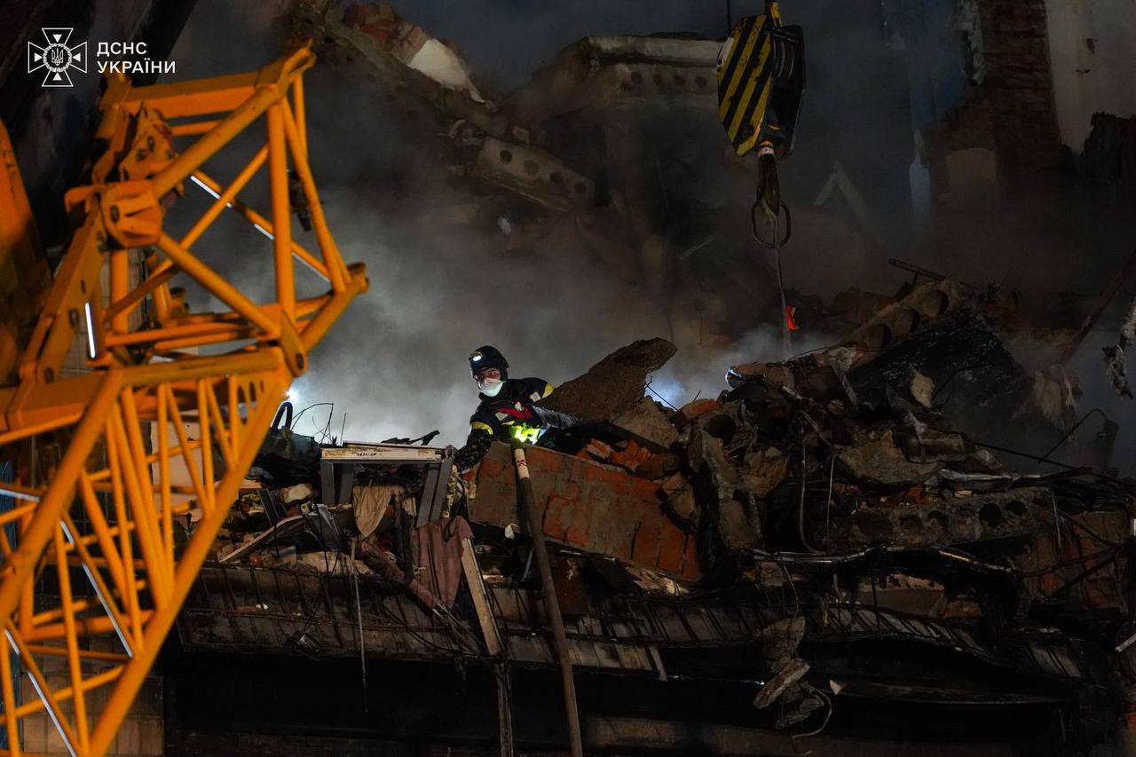 Новини Тернополя - фото з 26 людей зникли безвісти після атаки. Служби на місцях ударів працюватимуть усю ніч