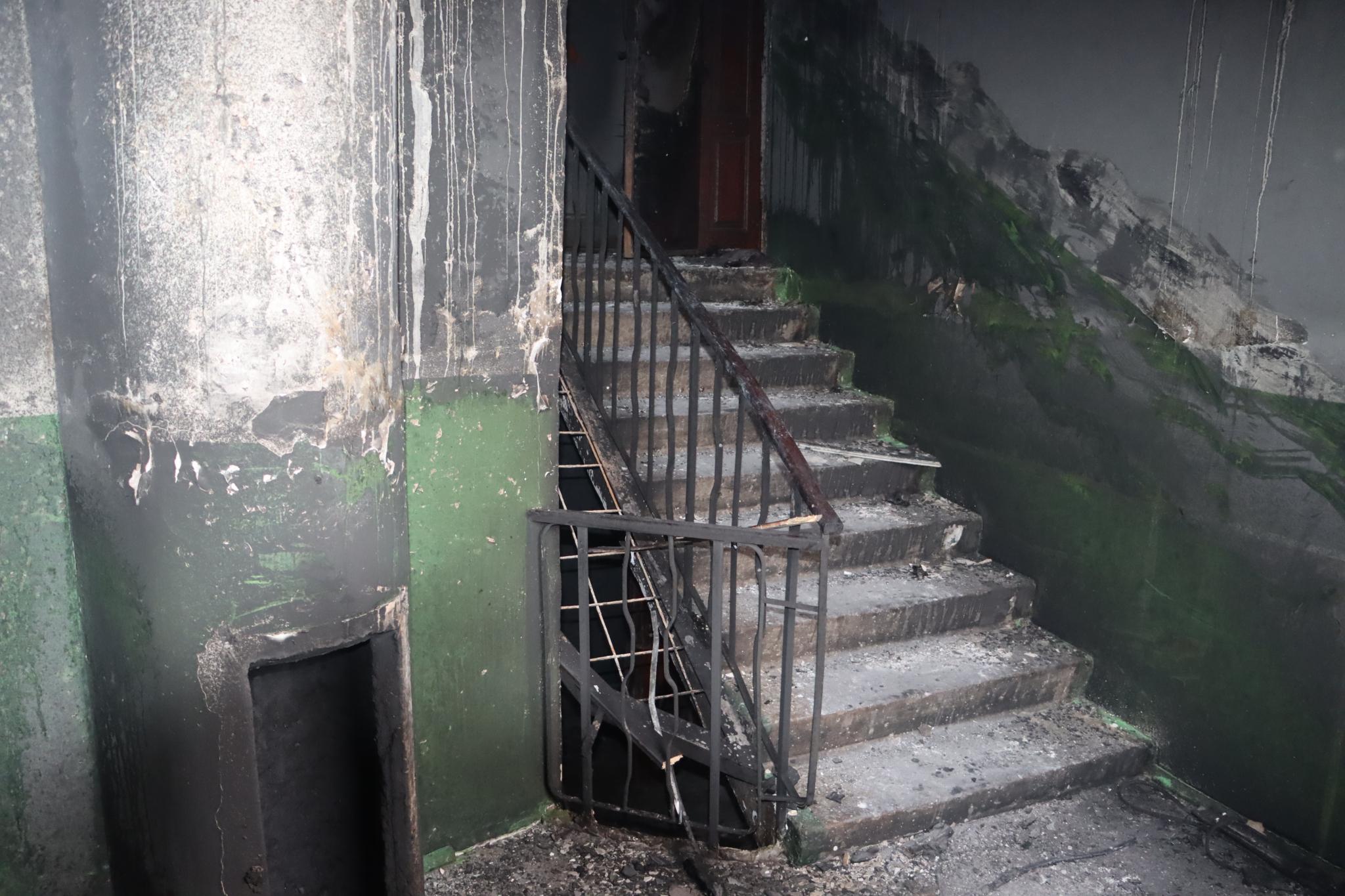 Новини Тернополя - фото з Кімнати вигоріли, стіни чорні: що всередині будинку на 15 Квітня, де стався приліт