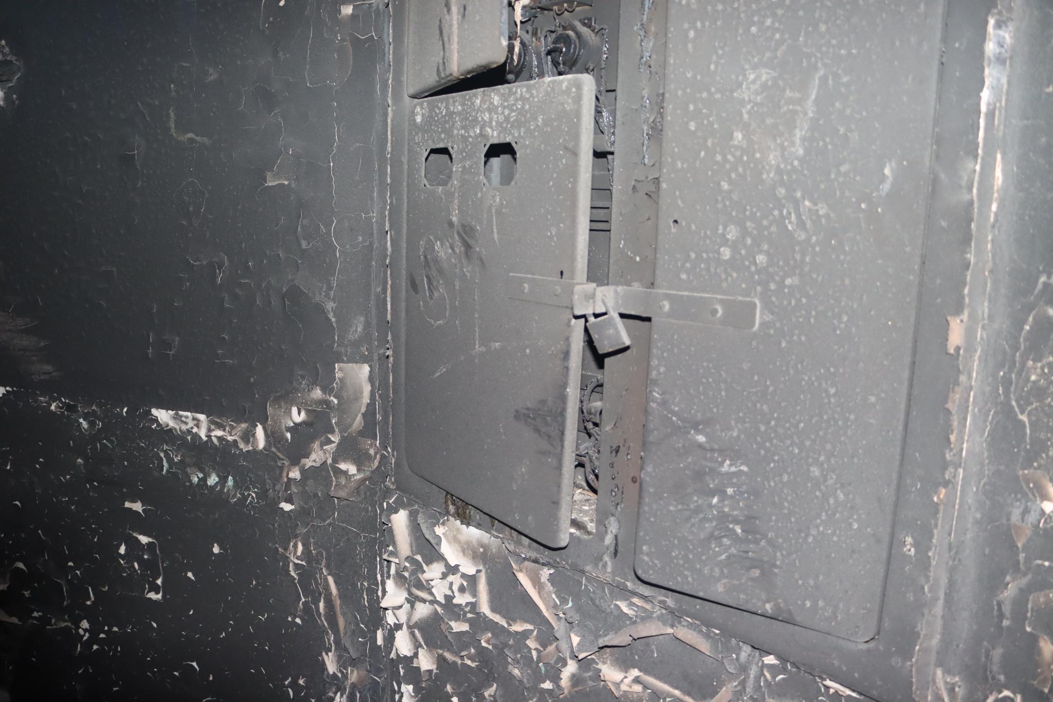 Новини Тернополя - фото з Кімнати вигоріли, стіни чорні: що всередині будинку на 15 Квітня, де стався приліт