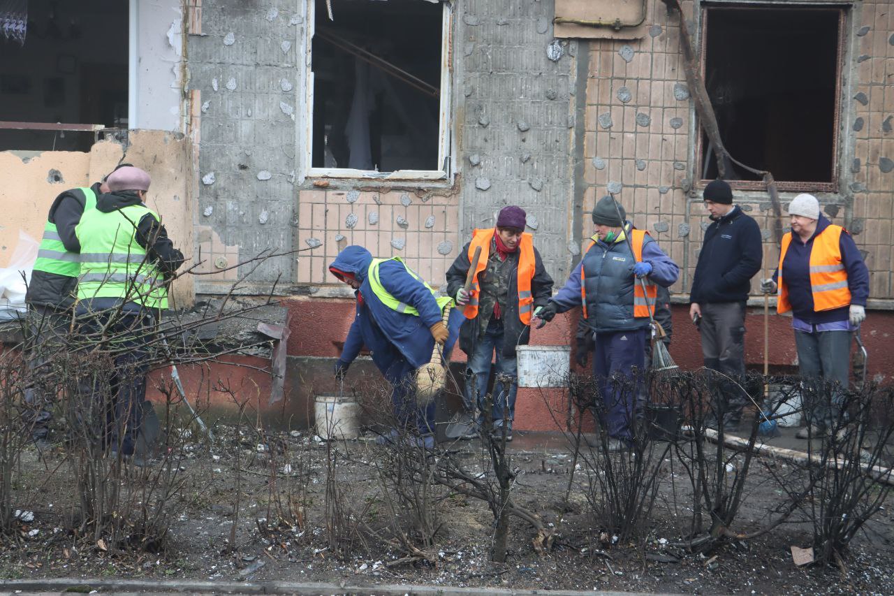 Новини Тернополя - фото з З підвалів відкачують воду, люди виносять вціліле майно: що відбувається на 15 Квітня