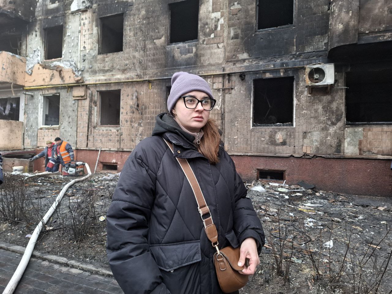 Новини Тернополя - фото з До зруйнованих будинків несуть дитячі іграшки та квіти. Репортаж з місця удару по Тернополю