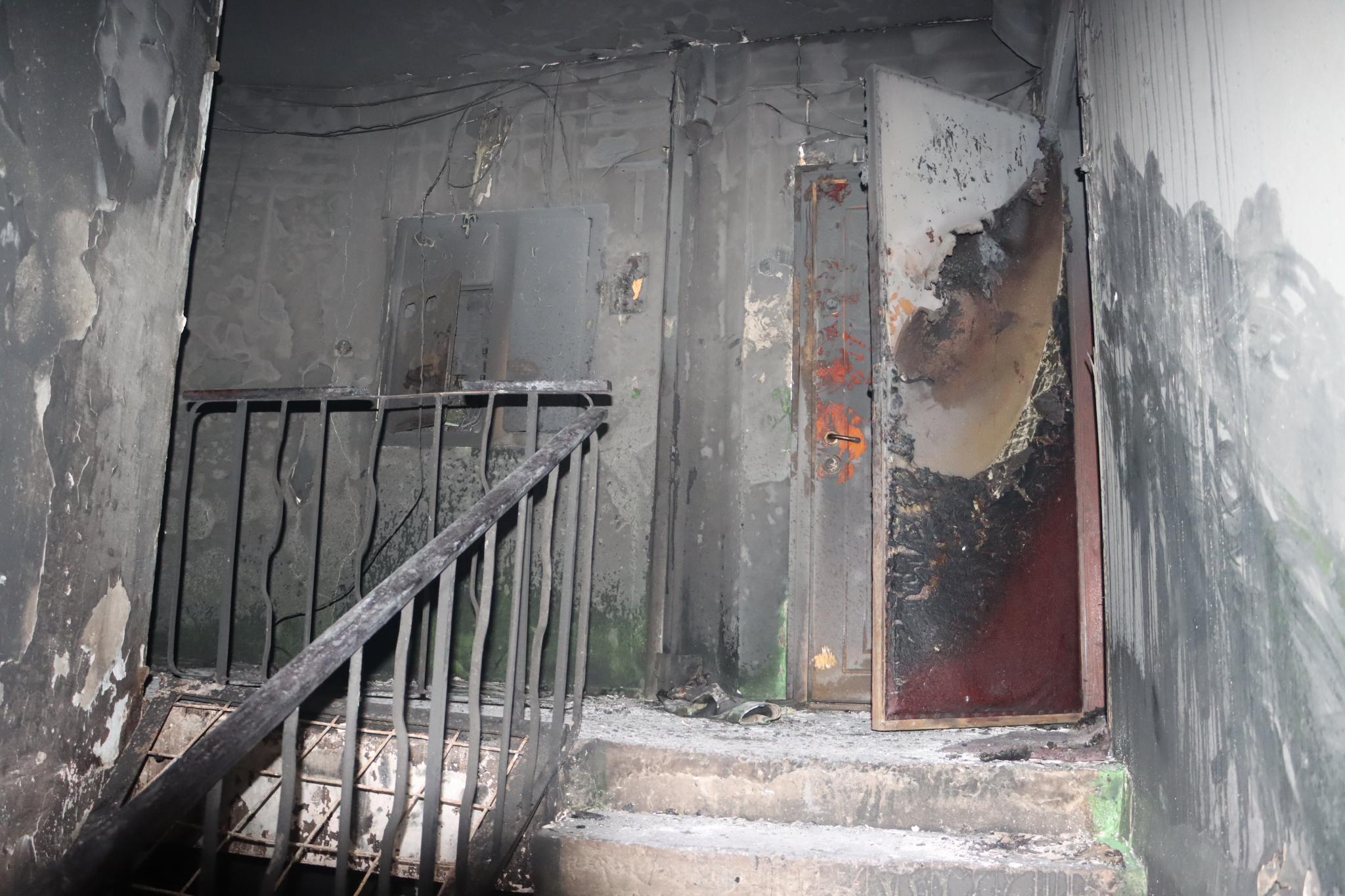 Новини Тернополя - фото з Кімнати вигоріли, стіни чорні: що всередині будинку на 15 Квітня, де стався приліт