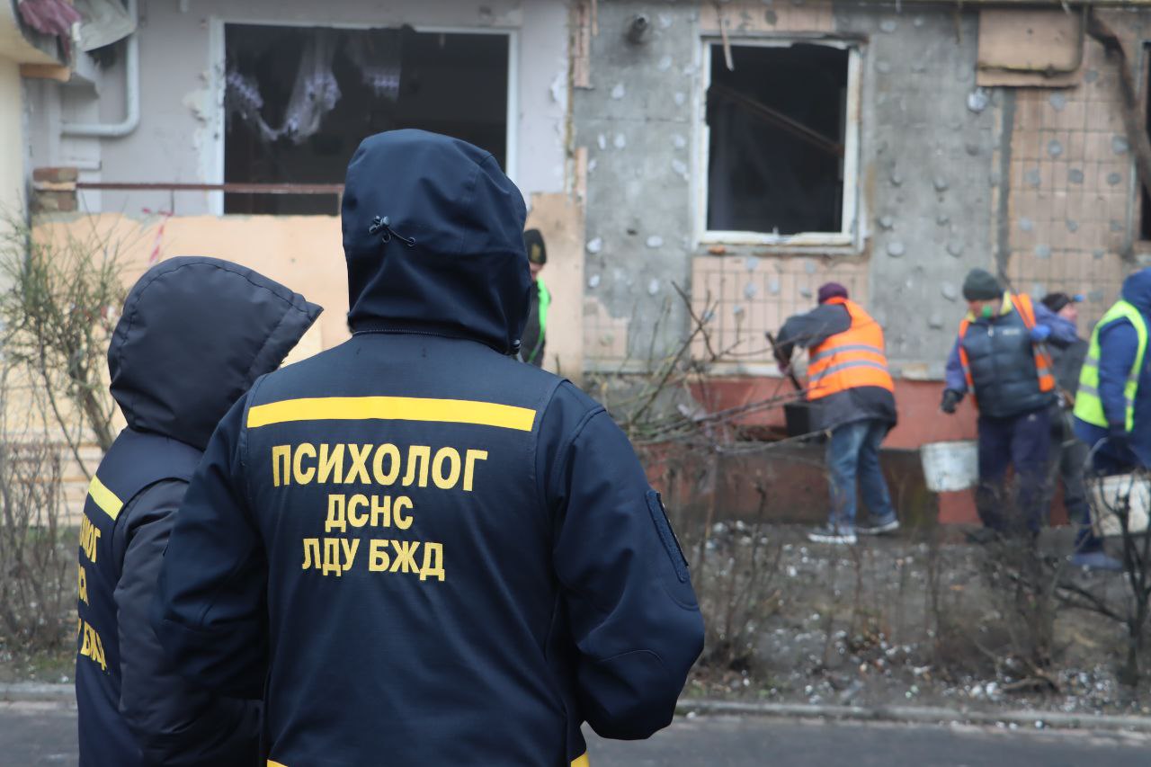Новини Тернополя - фото з З підвалів відкачують воду, люди виносять вціліле майно: що відбувається на 15 Квітня