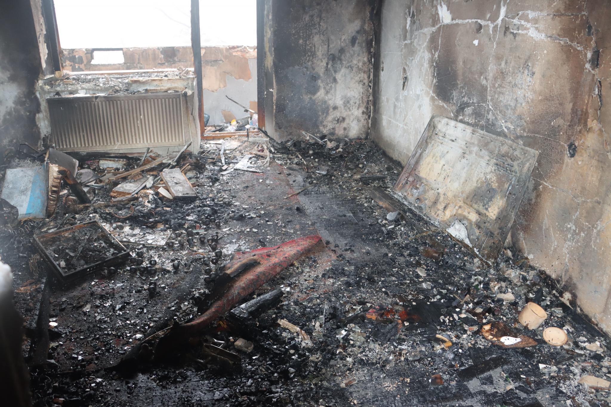 Новини Тернополя - фото з Кімнати вигоріли, стіни чорні: що всередині будинку на 15 Квітня, де стався приліт