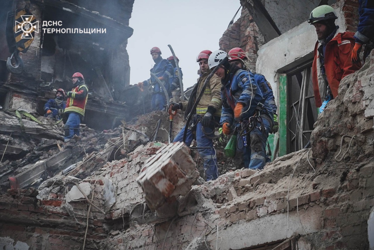 Світло серед руїн: показали обличчя рятувальників, які третю добу розбирають завали у Тернополі