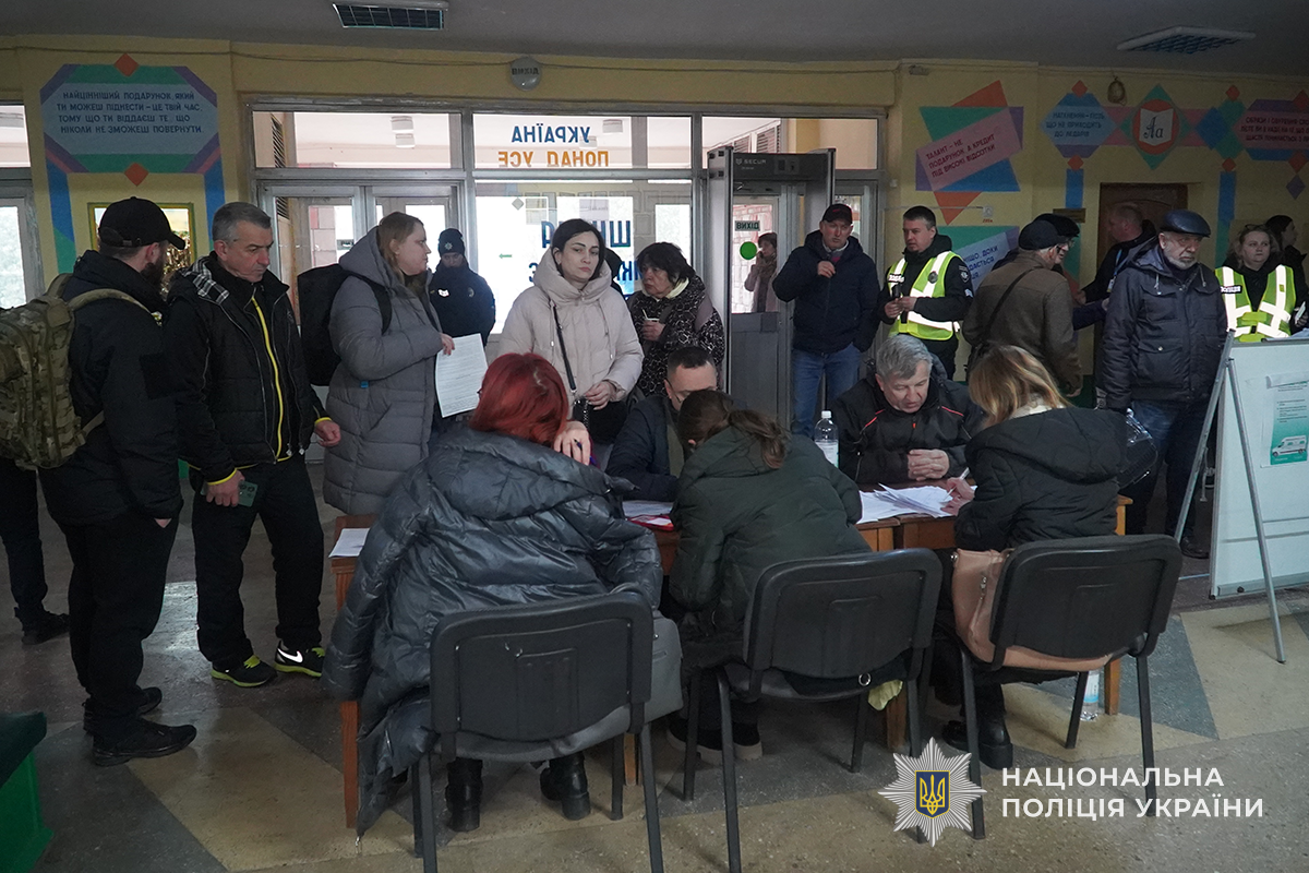 Новини Тернополя - фото з На місцях вибухів тернополянам допомагають відновлювати втрачені документи