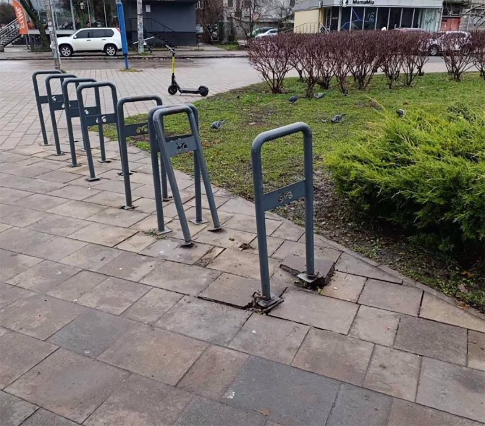 Новини Житомира - фото з У сквері на Лятошинського група підлітків зламали лавку, смітник та паркувальні стовпчики