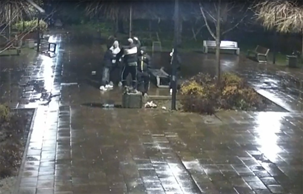 Новини Житомира - фото з У сквері на Лятошинського група підлітків зламали лавку, смітник та паркувальні стовпчики