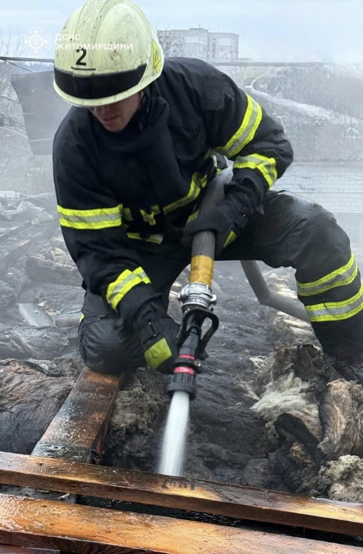 Новини Житомира - фото з На Польовій горіли гаражі: евакуйовано двоє людей