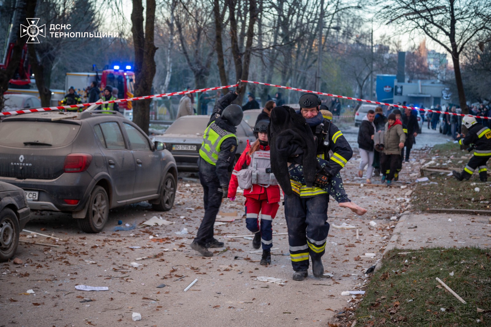 Новини Тернополя - фото з Мої рятувальники прийшли: маленький тернополянин обійняв героїв, котрі врятували йому життя