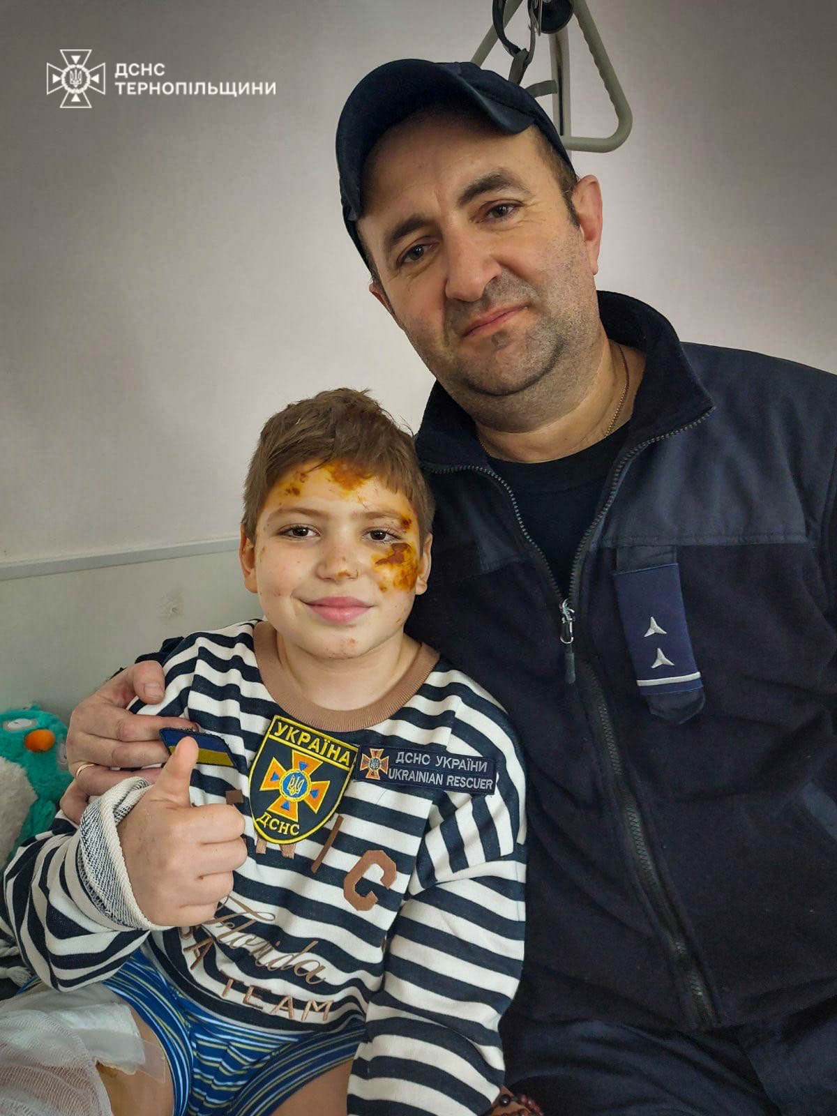 Новини Тернополя - фото з Мої рятувальники прийшли: маленький тернополянин обійняв героїв, котрі врятували йому життя