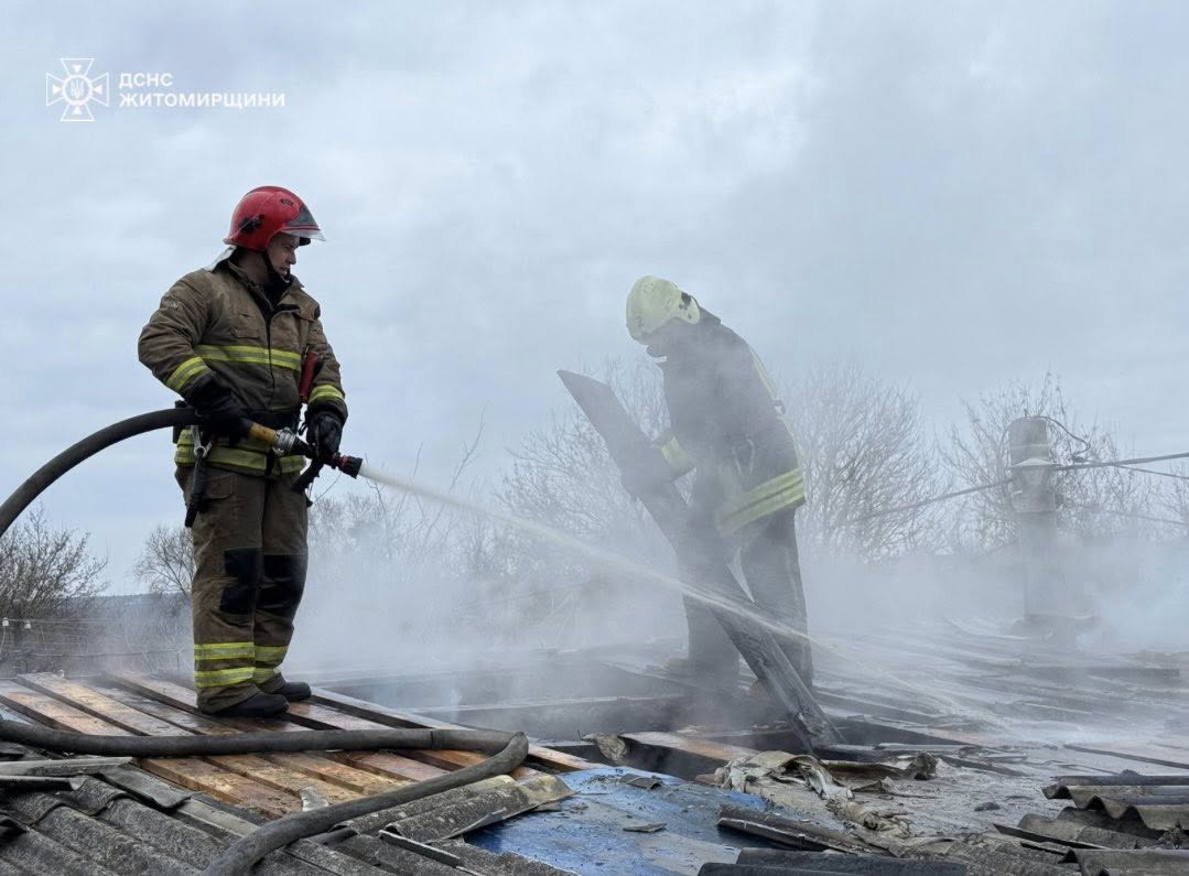Новини Житомира - фото з На Польовій горіли гаражі: евакуйовано двоє людей