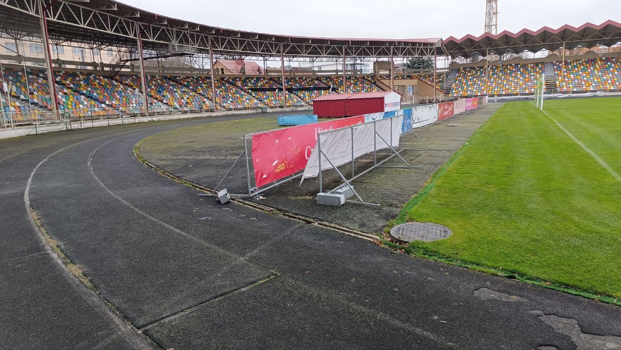 Новини Тернополя - фото з Проблеми з доступністю та перешкоди на доріжках. Відомий бігун розкритикував умови на тернопільському стадіоні