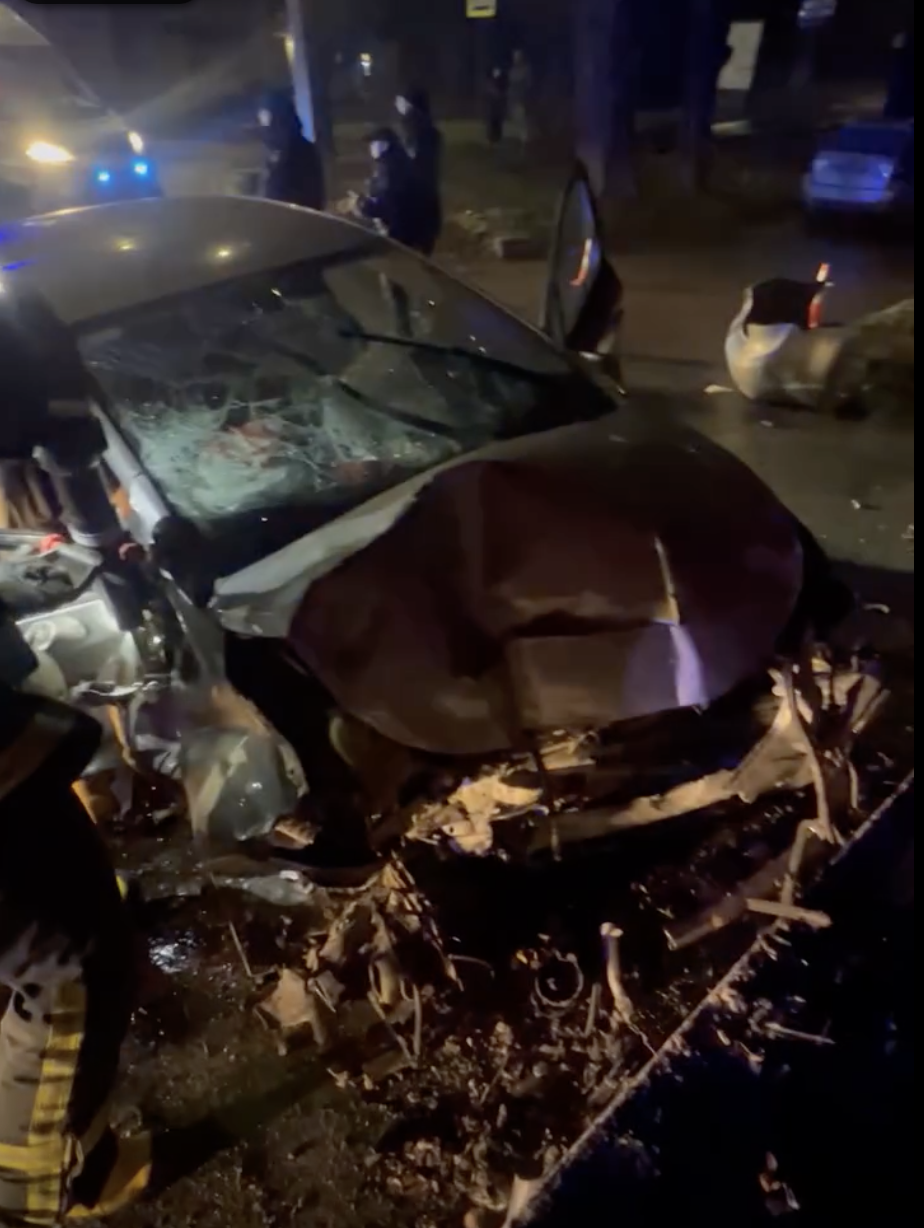 Новини Хмельницького - фото з У Хмельницькому 17-річний водій в’їхав в огорожу собору: є постраждалі