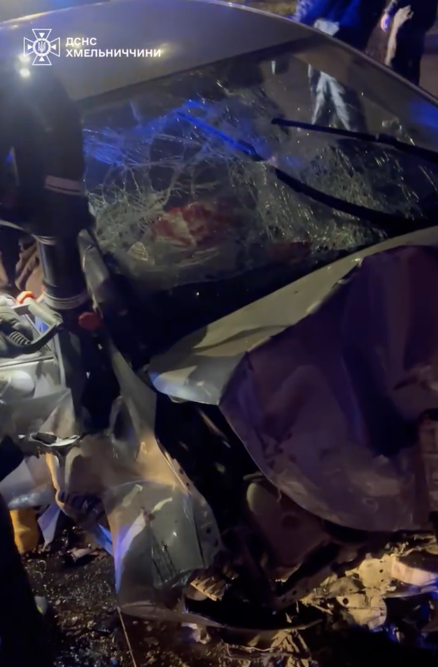 Новини Хмельницького - фото з У Хмельницькому 17-річний водій в’їхав в огорожу собору: є постраждалі Наслідки нічної ДТП у Хмельницькому