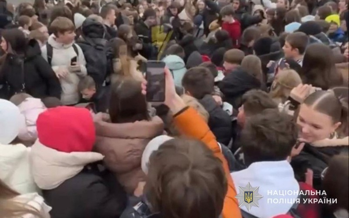 Новини Тернополя - фото з Після зустрічі із блогером на Театральному майдані 12-річна дитина потрапила до лікарні