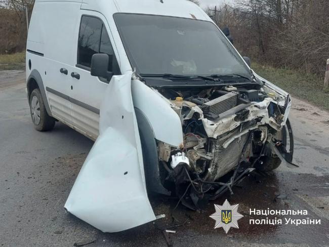 Новини Вінниці - фото з Моторошна аварія бля Гайсина: ВАЗ наскрізь прошило відбійником