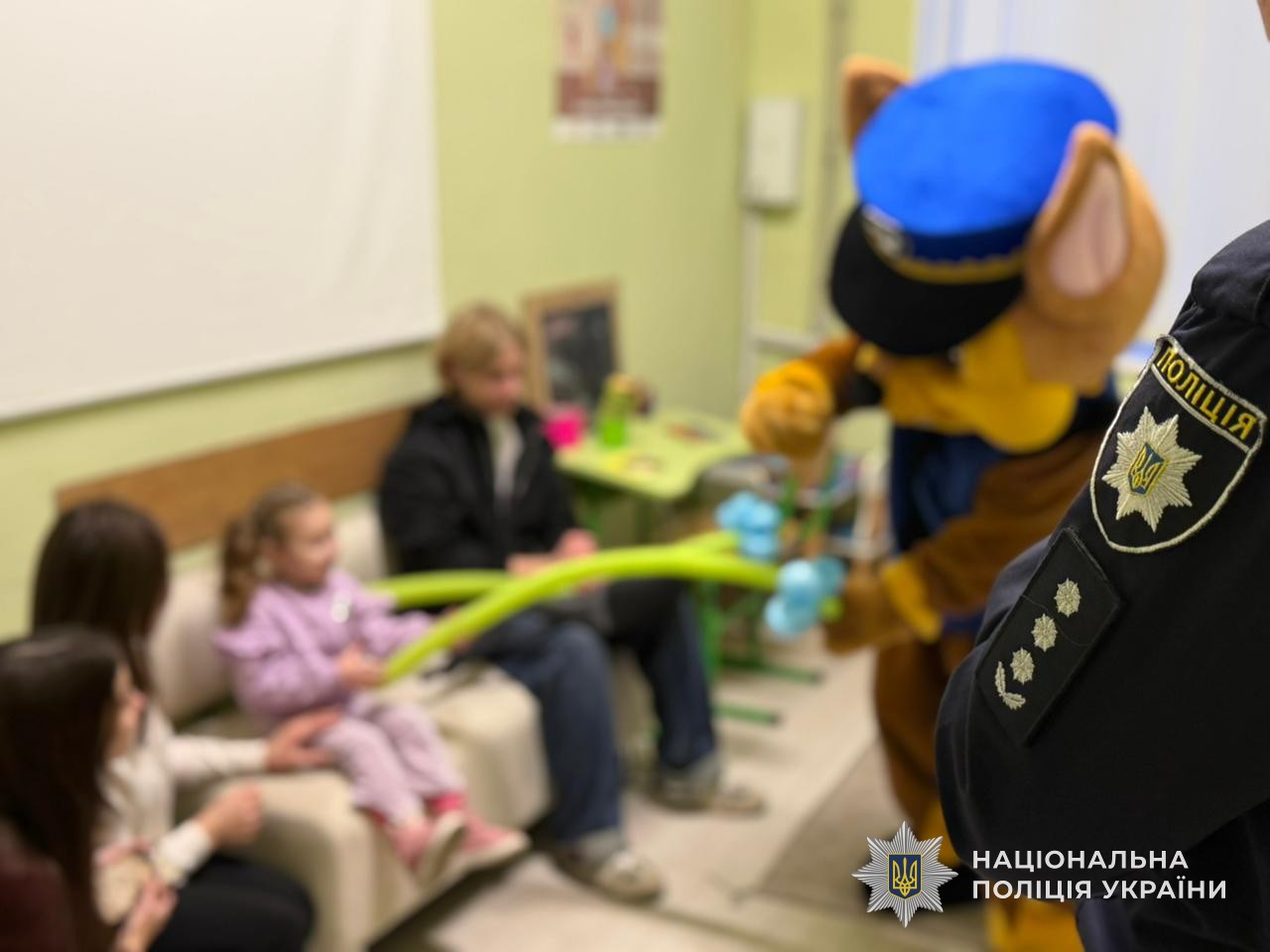 Новини Тернополя - фото з Дітям поліцейських, які зникли безвісти, влаштували тепле свято Миколая у Тернополі