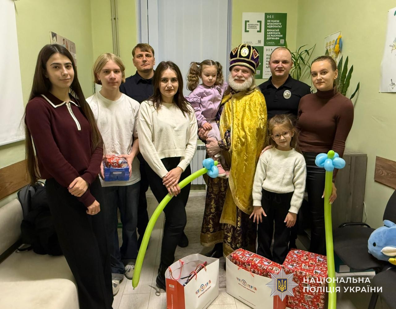 Новини Тернополя - фото з Дітям поліцейських, які зникли безвісти, влаштували тепле свято Миколая у Тернополі