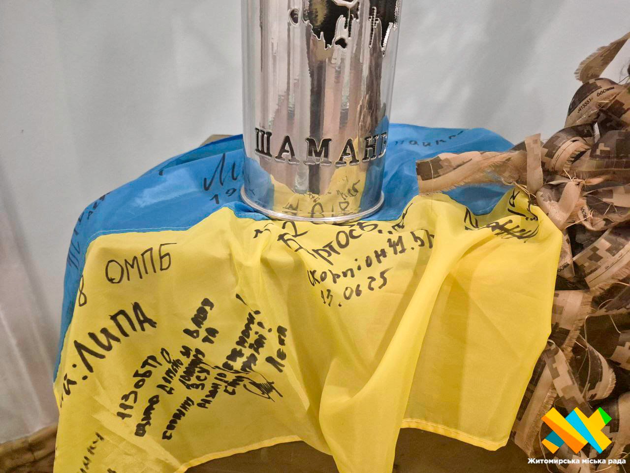 Новини Житомира - фото з У приміщенні міськради з’явилося “дерево Перемоги”