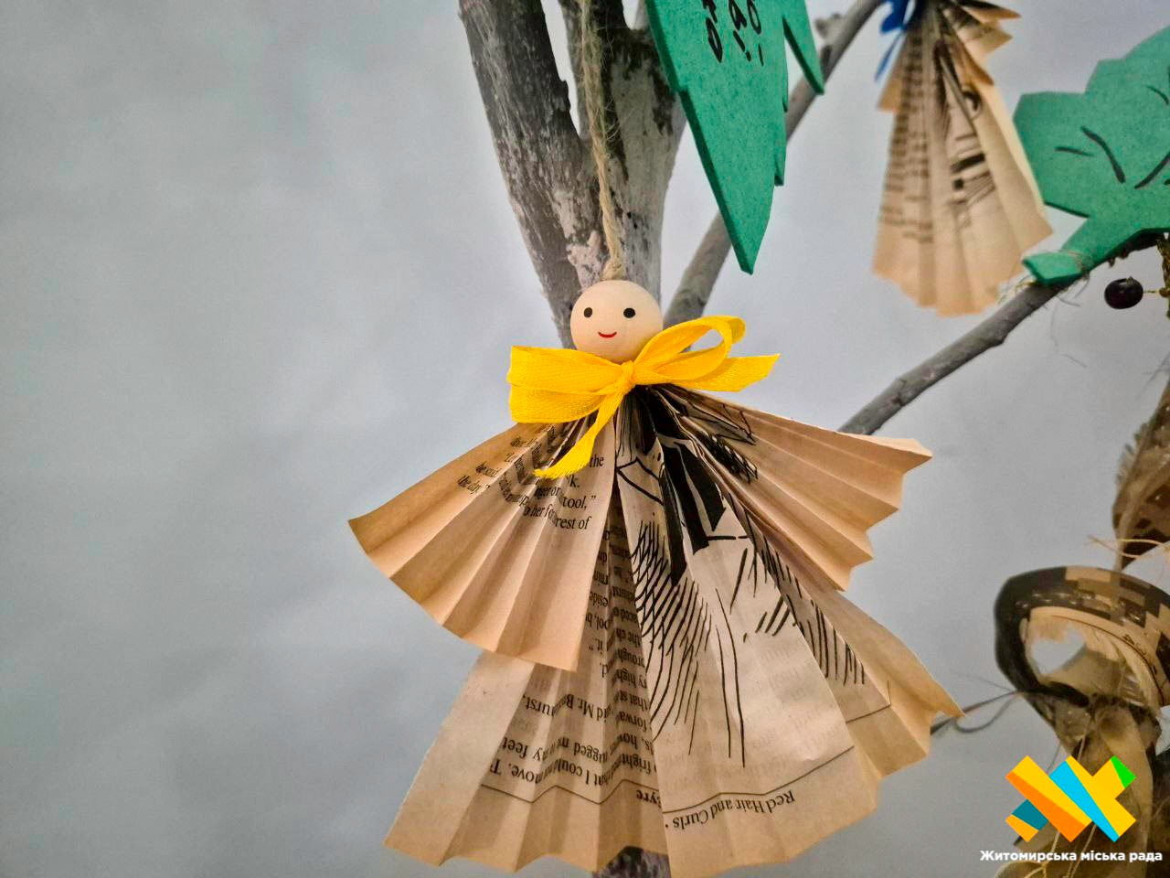 Новини Житомира - фото з У приміщенні міськради з’явилося “дерево Перемоги”