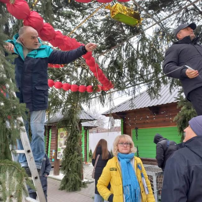 Новини Вінниці - фото з Найдовше святкове намисто в Україні: у Подільському зоопарку встановили рекорд