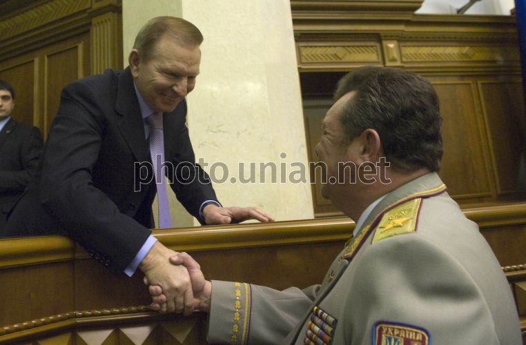 Новини Хмельницького - фото з Ексміністра оборони з Хмельниччини звільнили з ЗСУ після скандалу: деталі Привітання колишнього президента Леоніда Кучки призначення Олександра Кузьмука віцепрем'єр-міністром України