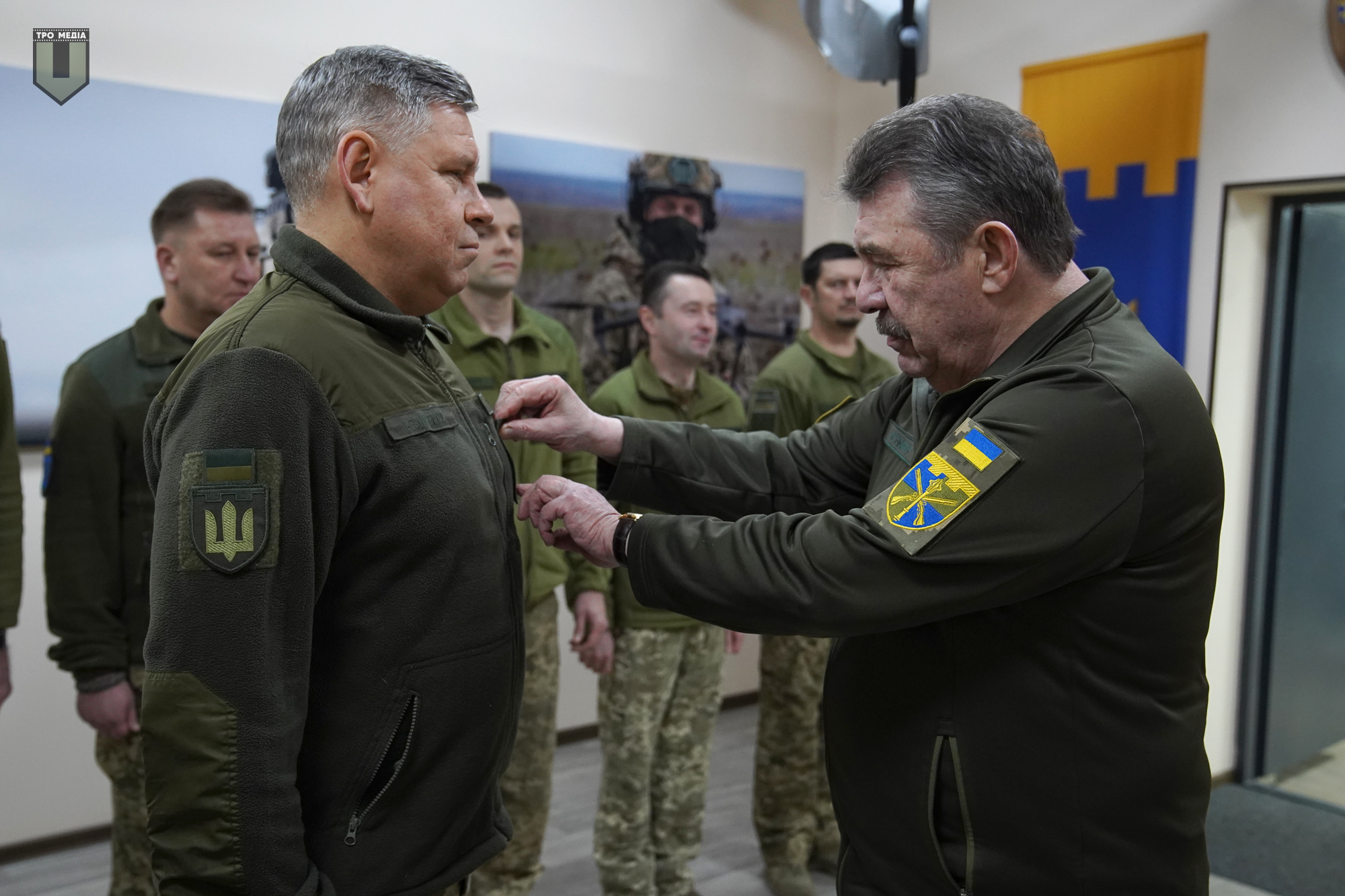 Новини Хмельницького - фото з Ексміністра оборони з Хмельниччини звільнили з ЗСУ після скандалу: деталі Нагородження тероборонівців ексміністром оборони України Олксандром Кузьмуком