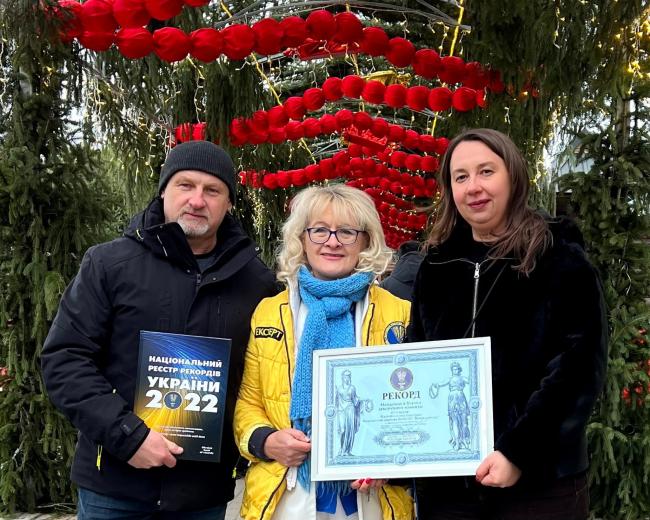 Новини Вінниці - фото з Найдовше святкове намисто в Україні: у Подільському зоопарку встановили рекорд