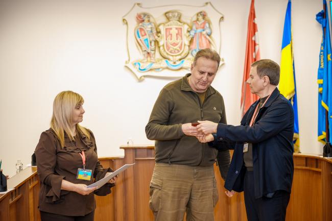 Новини Вінниці - фото з Вінницький лікар-волонтер Юрій Козак отримав медаль від Міноборони