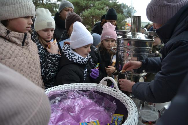 Новини Вінниці - фото з Найдовше святкове намисто в Україні: у Подільському зоопарку встановили рекорд