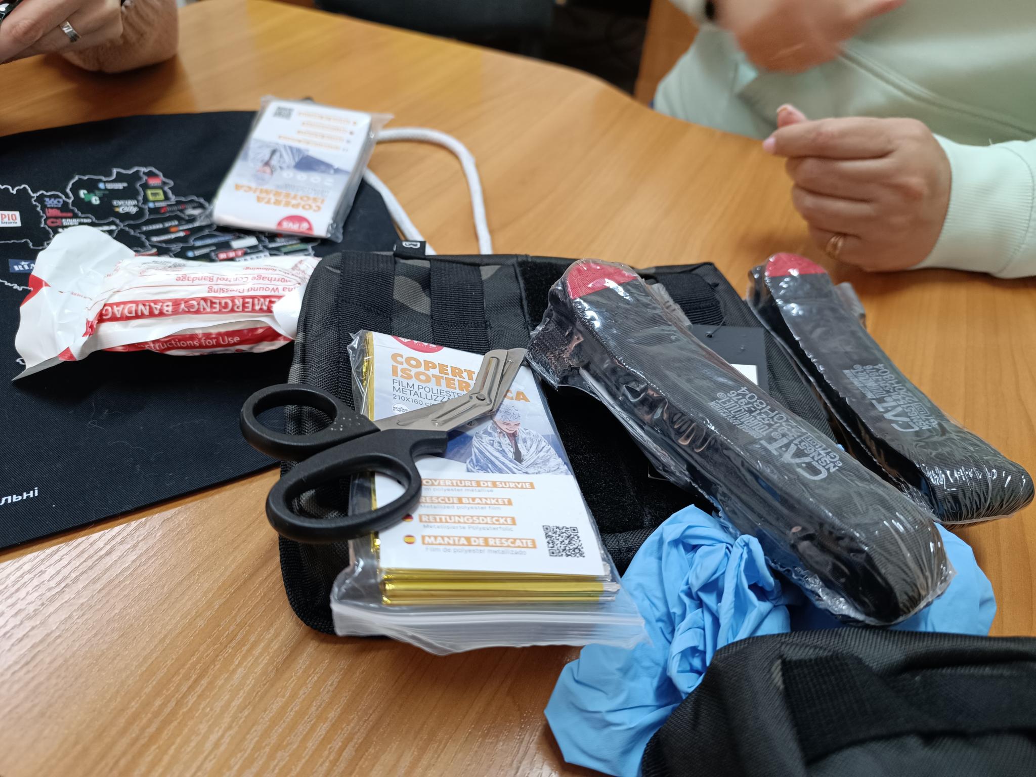 Новини Тернополя - фото з Редакція «20 хвилин» отримала професійні аптечки для роботи в умовах небезпеки