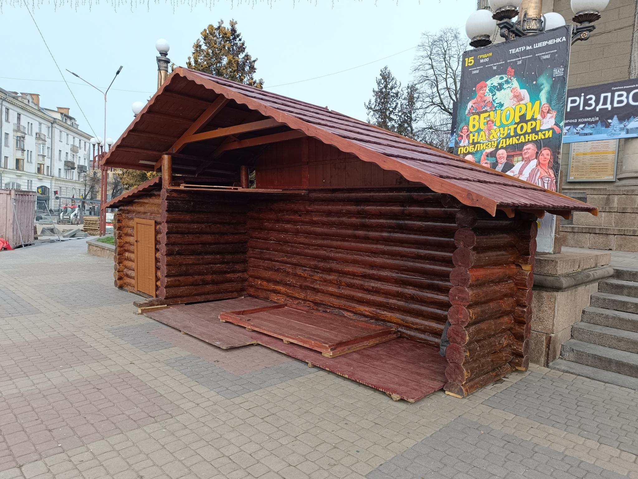 Новини Тернополя - фото з У центрі Тернополя встановлюють традиційну різдвяну шопку