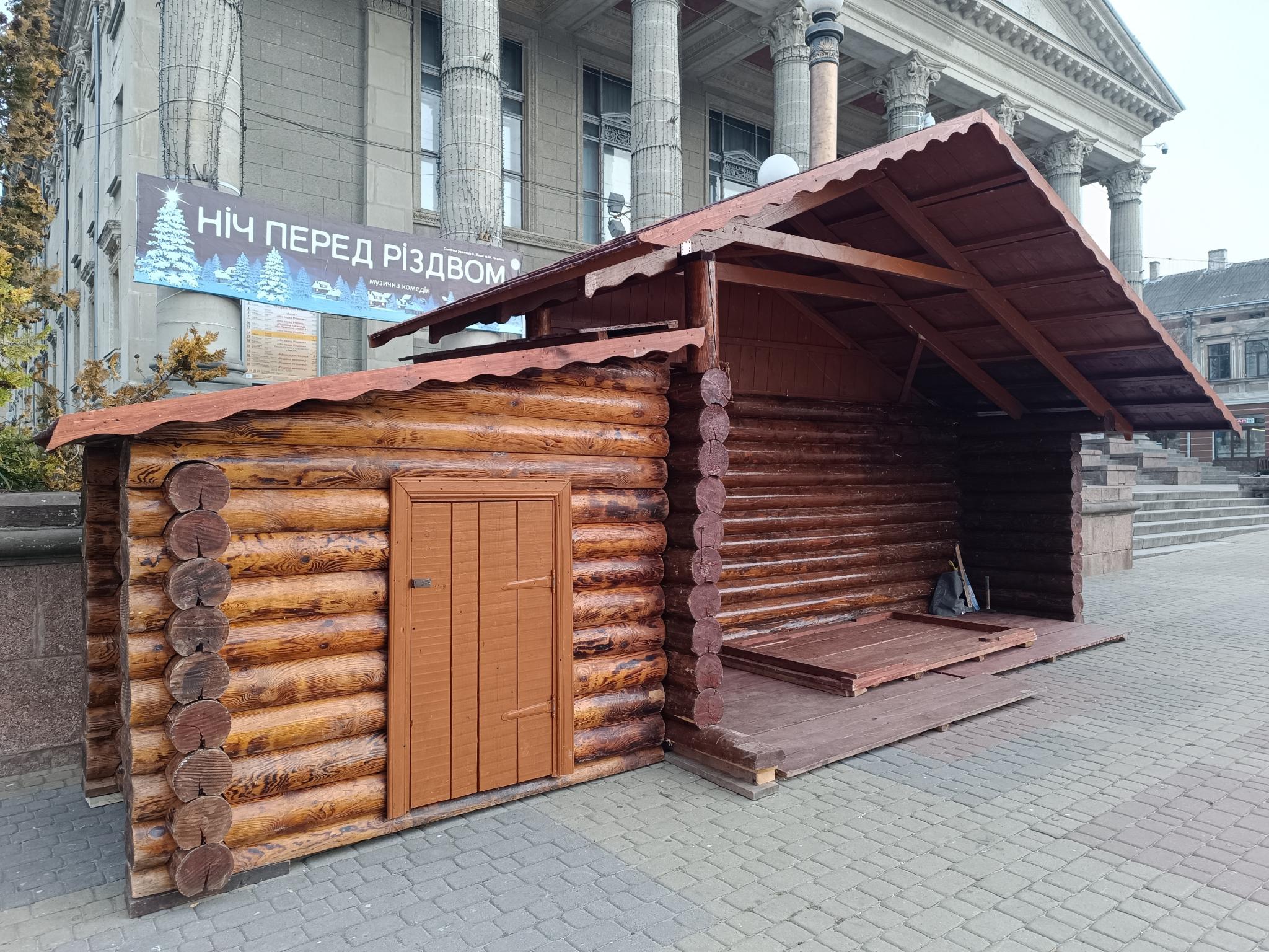 Новини Тернополя - фото з У центрі Тернополя встановлюють традиційну різдвяну шопку