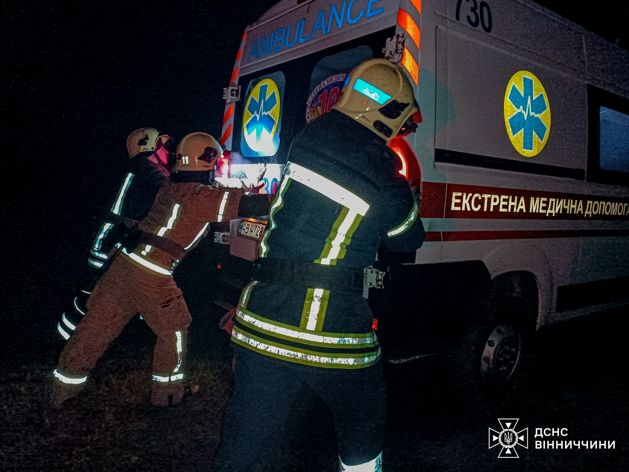 Новини Козятина - фото з У Іванківцях «швида» загрузла в ґрунтовій дорозі. Авто вручну «витягли» рятувальники