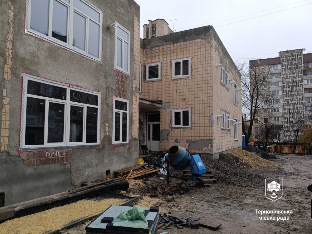 Новини Тернополя - фото з У тернопільському садку №21 триває термомодернізація: оновлюють вікна, утеплюють фасад і дах
