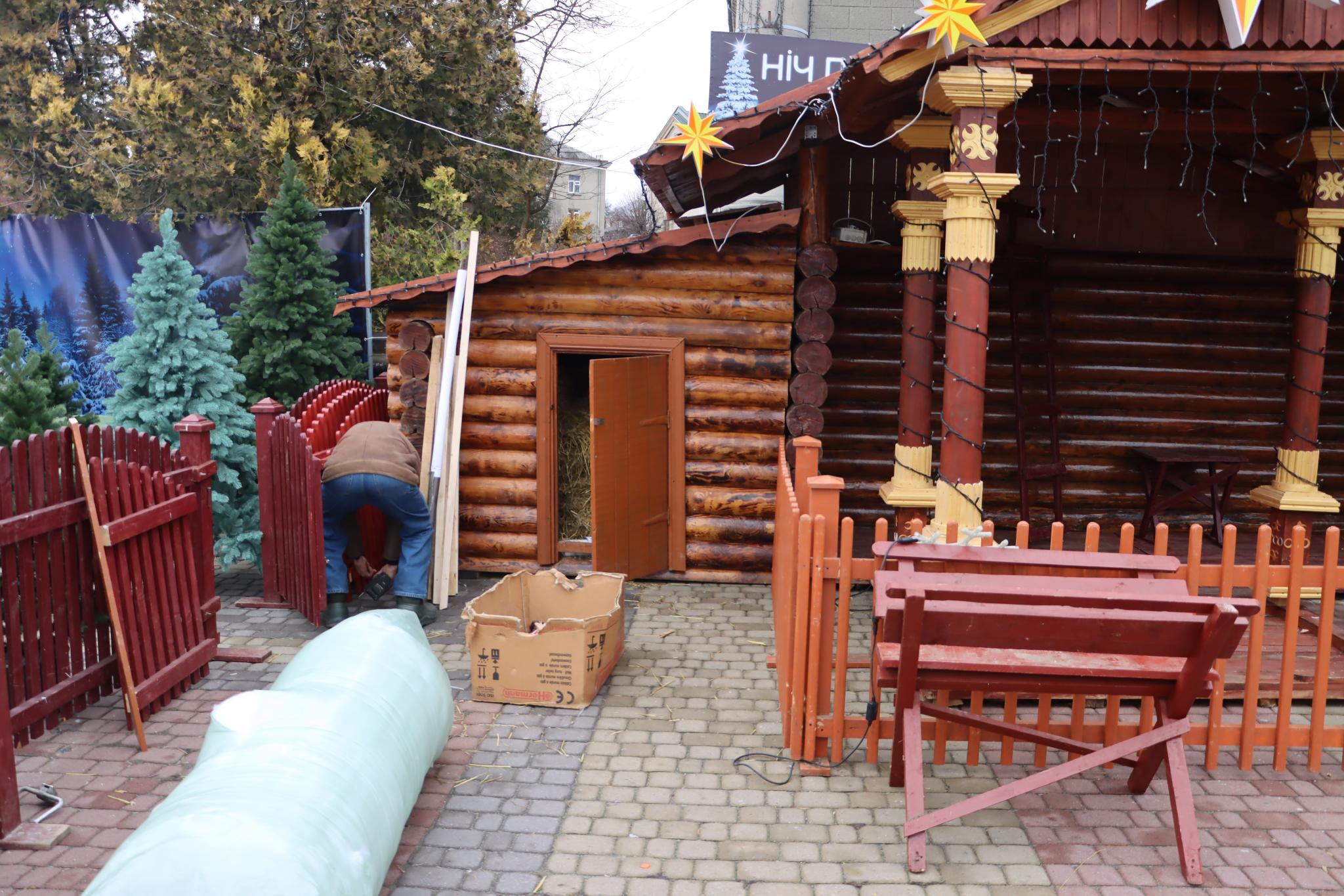 Новини Тернополя - фото з На Театральному майдані встановлюють різдвяну шопку: який вигляд вона матиме цьогоріч
