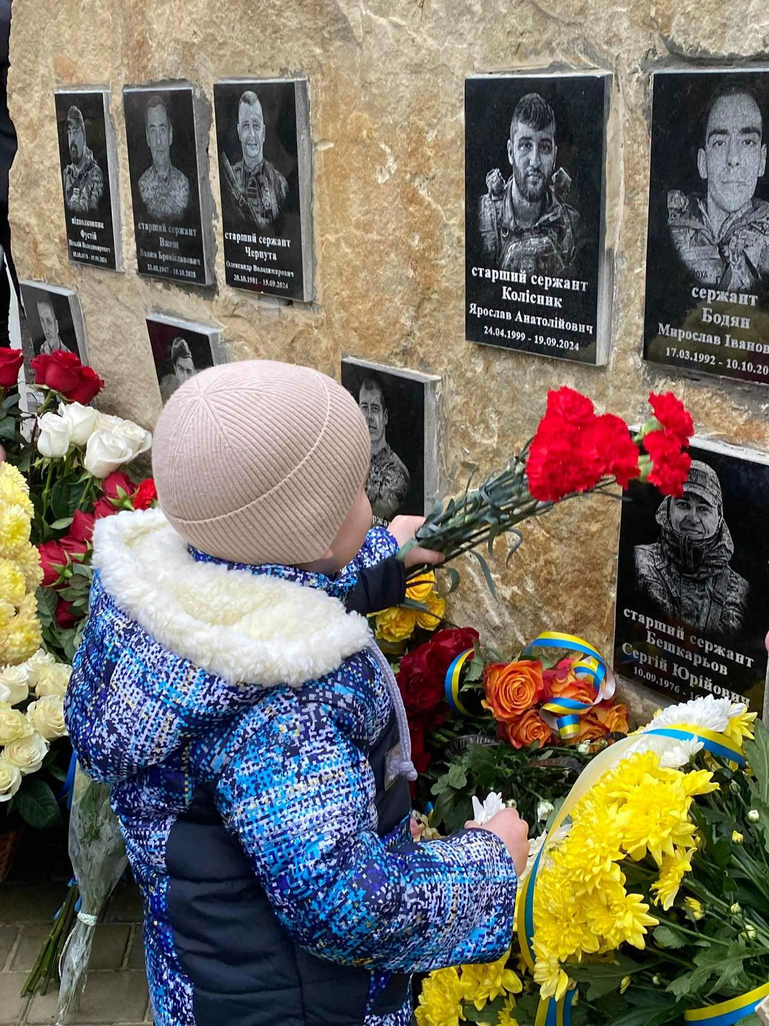 Новини Вінниці - фото з Орден за батька отримав маленький синочок: імена ще 10 прикордонників викарбували у камені