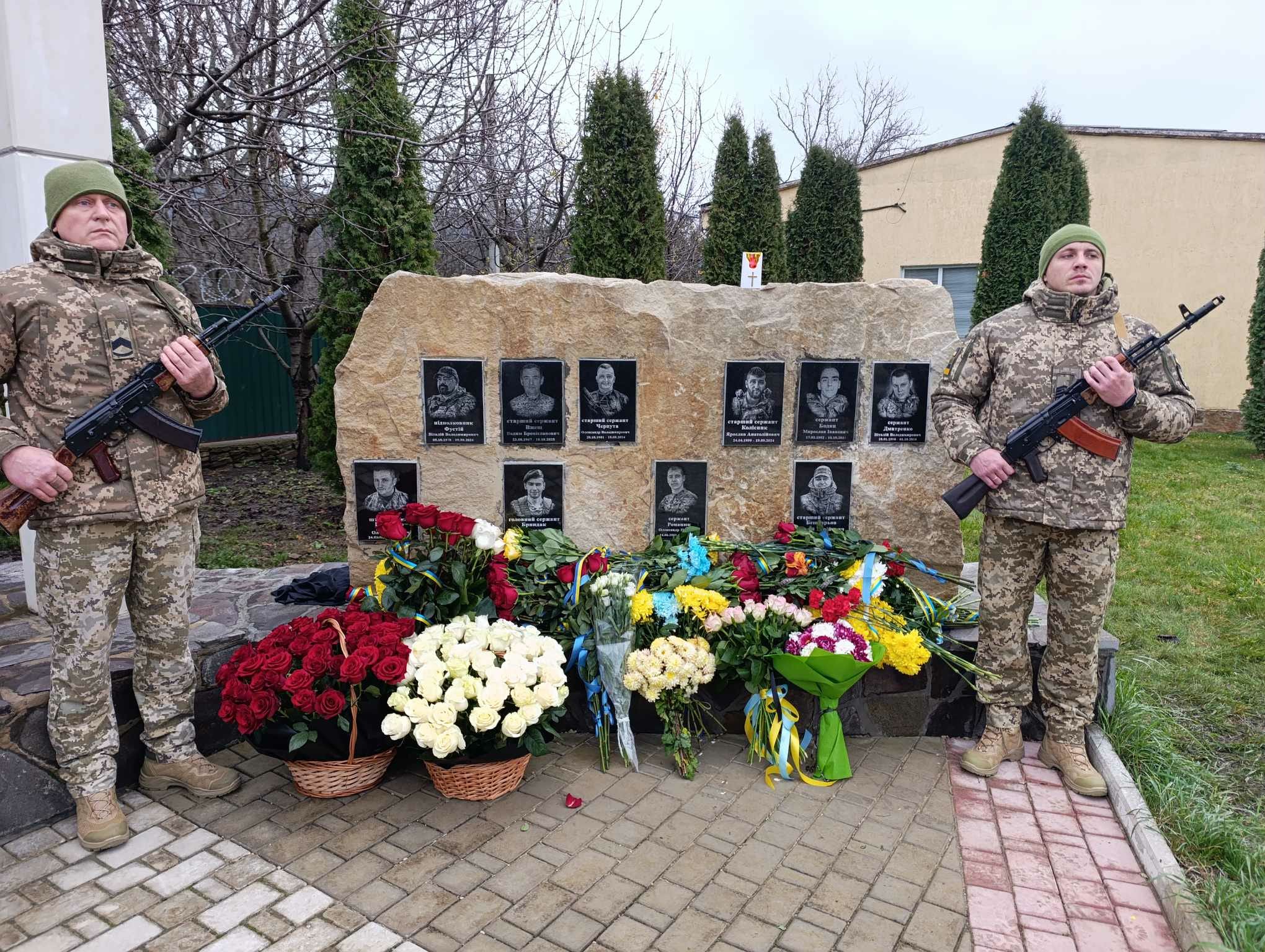 Новини Вінниці - фото з Орден за батька отримав маленький синочок: імена ще 10 прикордонників викарбували у камені