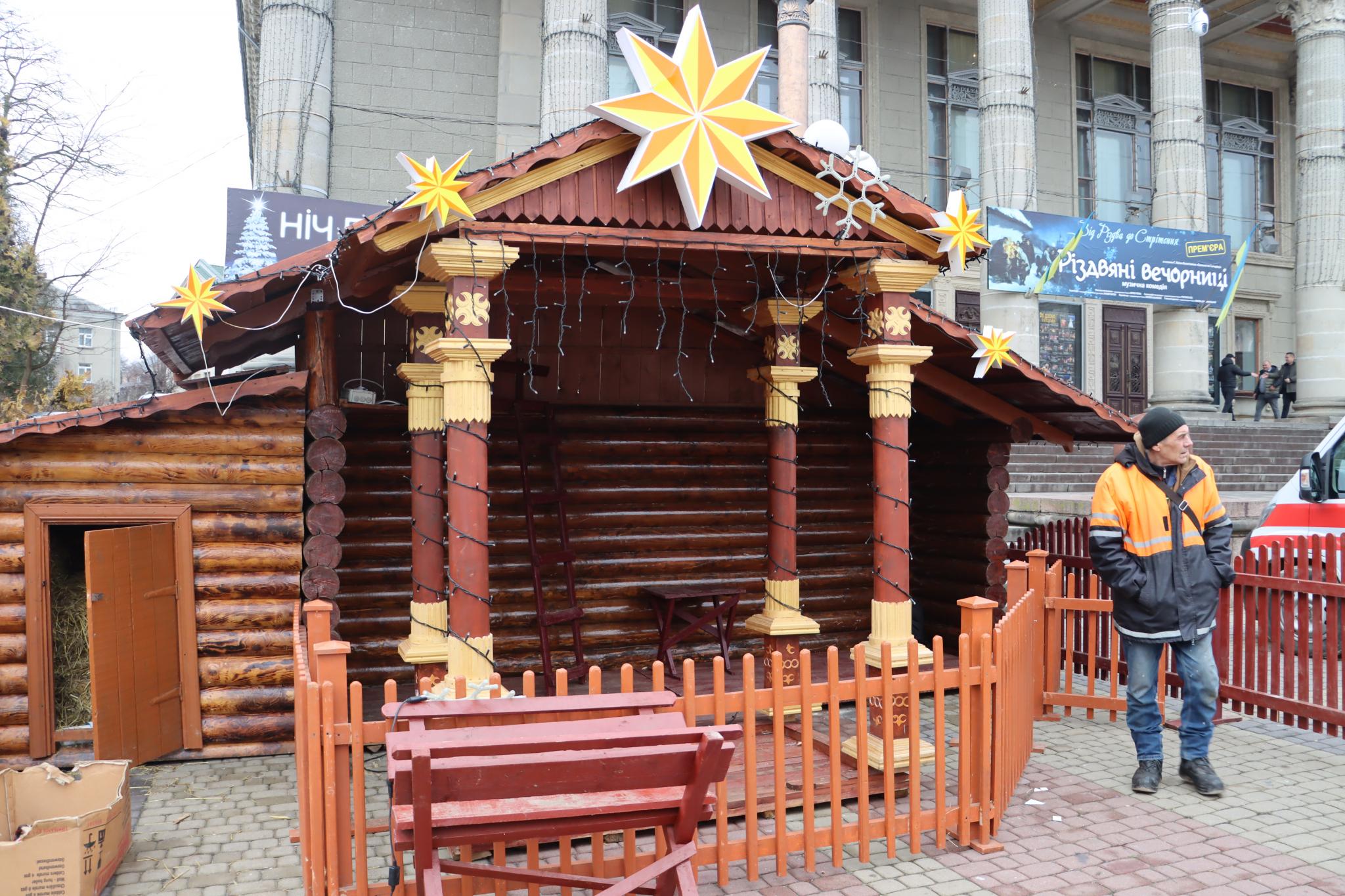 Новини Тернополя - фото з На Театральному майдані встановлюють різдвяну шопку: який вигляд вона матиме цьогоріч