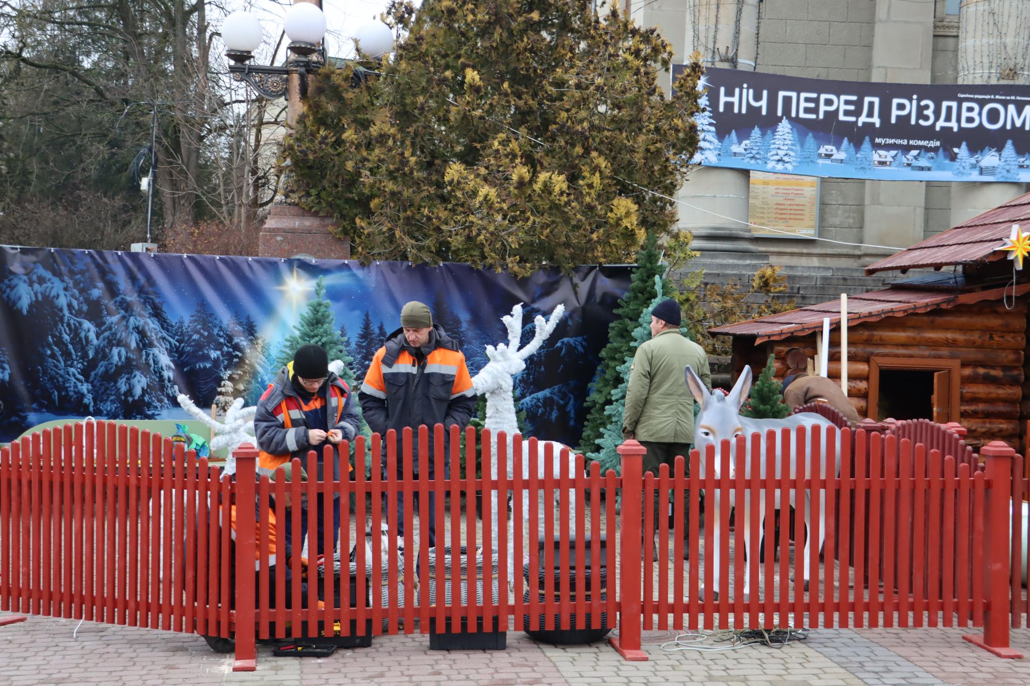 Новини Тернополя - фото з На Театральному майдані встановлюють різдвяну шопку: який вигляд вона матиме цьогоріч