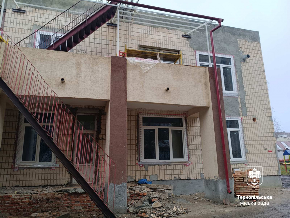 Новини Тернополя - фото з У тернопільському садку №21 триває термомодернізація: оновлюють вікна, утеплюють фасад і дах