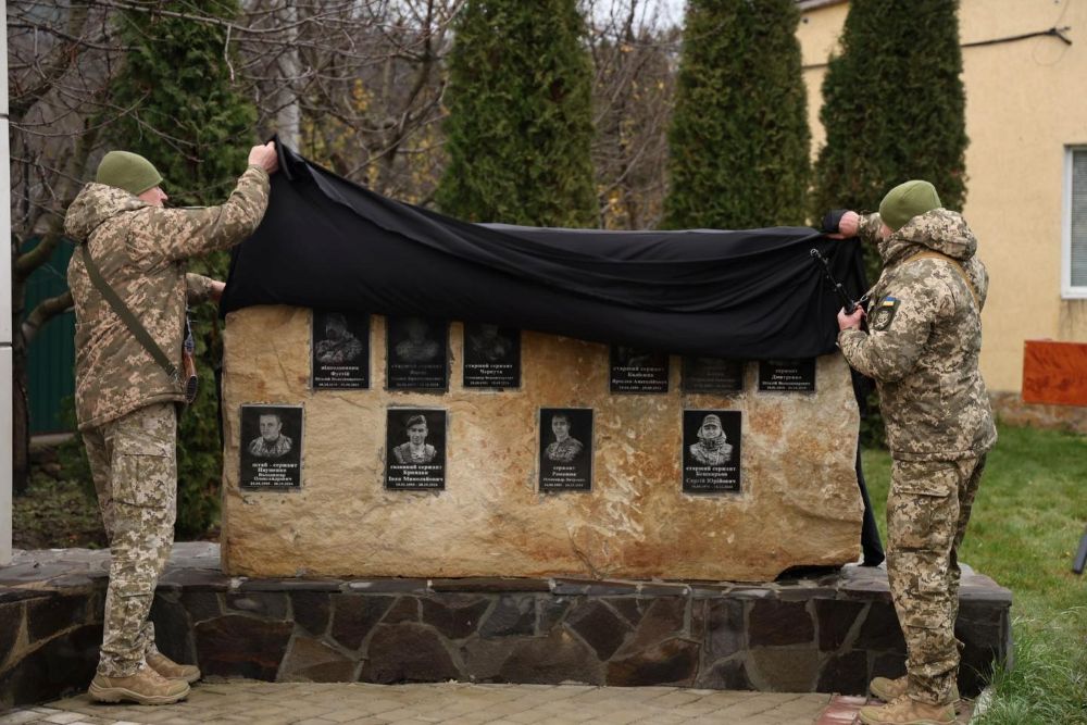 Новини Вінниці - фото з Орден за батька отримав маленький синочок: імена ще 10 прикордонників викарбували у камені