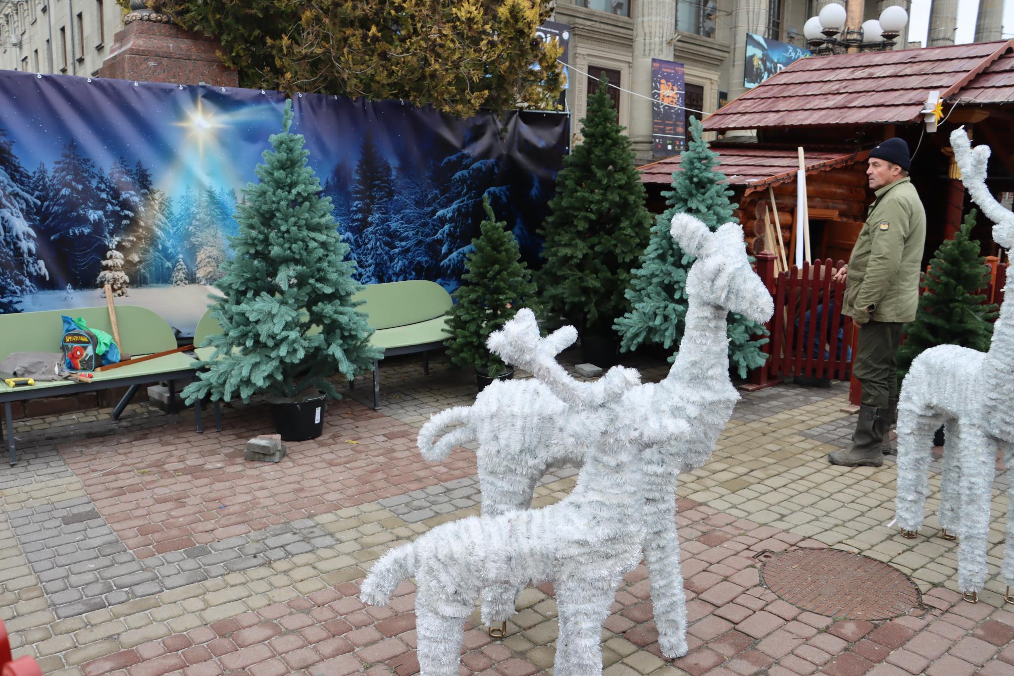 Новини Тернополя - фото з На Театральному майдані встановлюють різдвяну шопку: який вигляд вона матиме цьогоріч