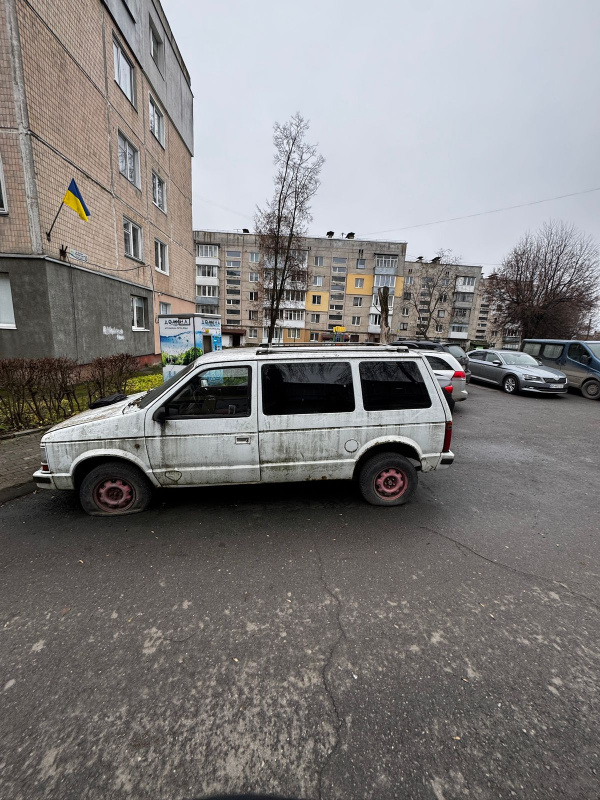 Новини Тернополя - фото з Власникам покинутих автомобілів у Тернополі дали місяць, аби ті прибрали транспорт із вулиць