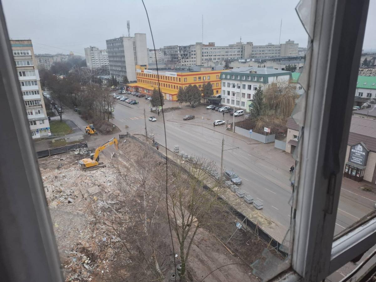 Новини Тернополя - фото з «Бруківку поруч з домом кладуть, а ми мерзнемо»: будинок на Стуса, 10 досі без вікон