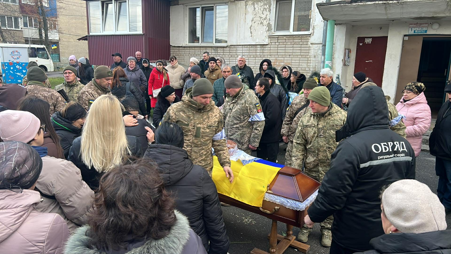 Новини Вінниці - фото з Загинув від скиду ворожого дрона. Вінниця провела у вічність полеглого воїна Сергія Ростківського