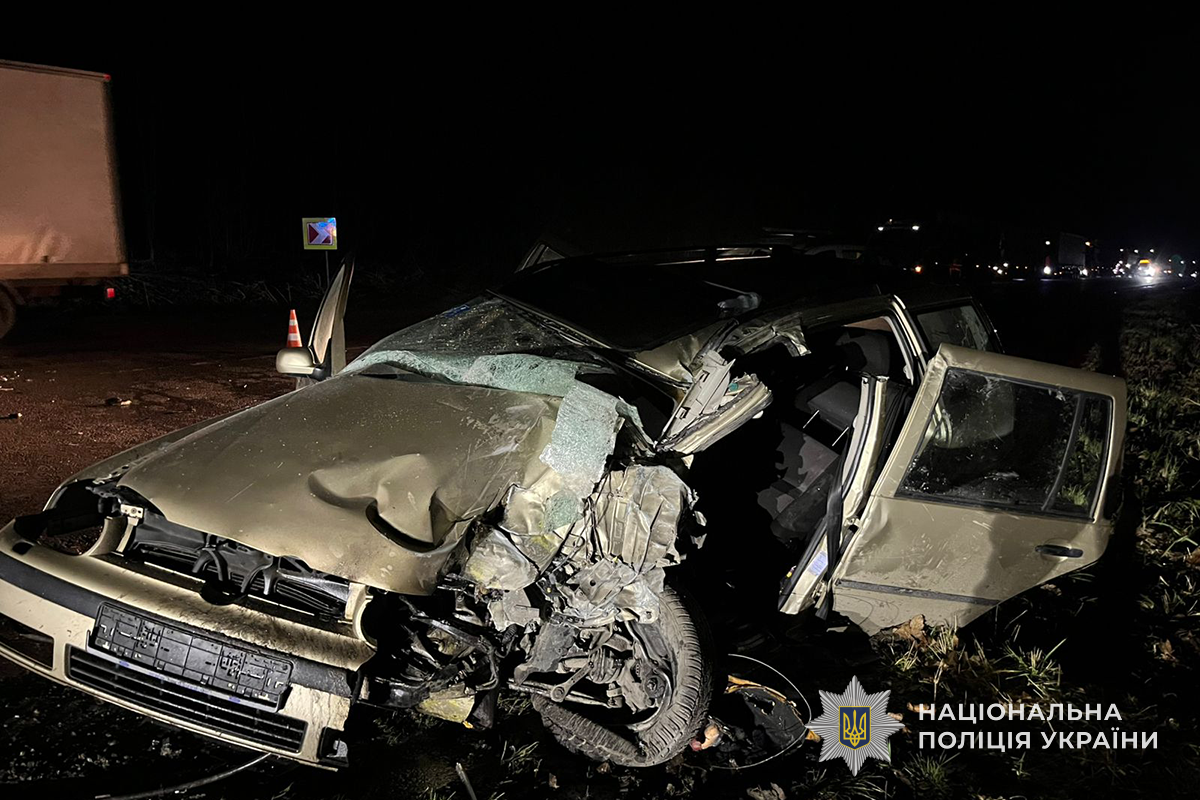 Новини Тернополя - фото з Деталі аварії в Ступках: Volkswagen врізався в автопоїзд