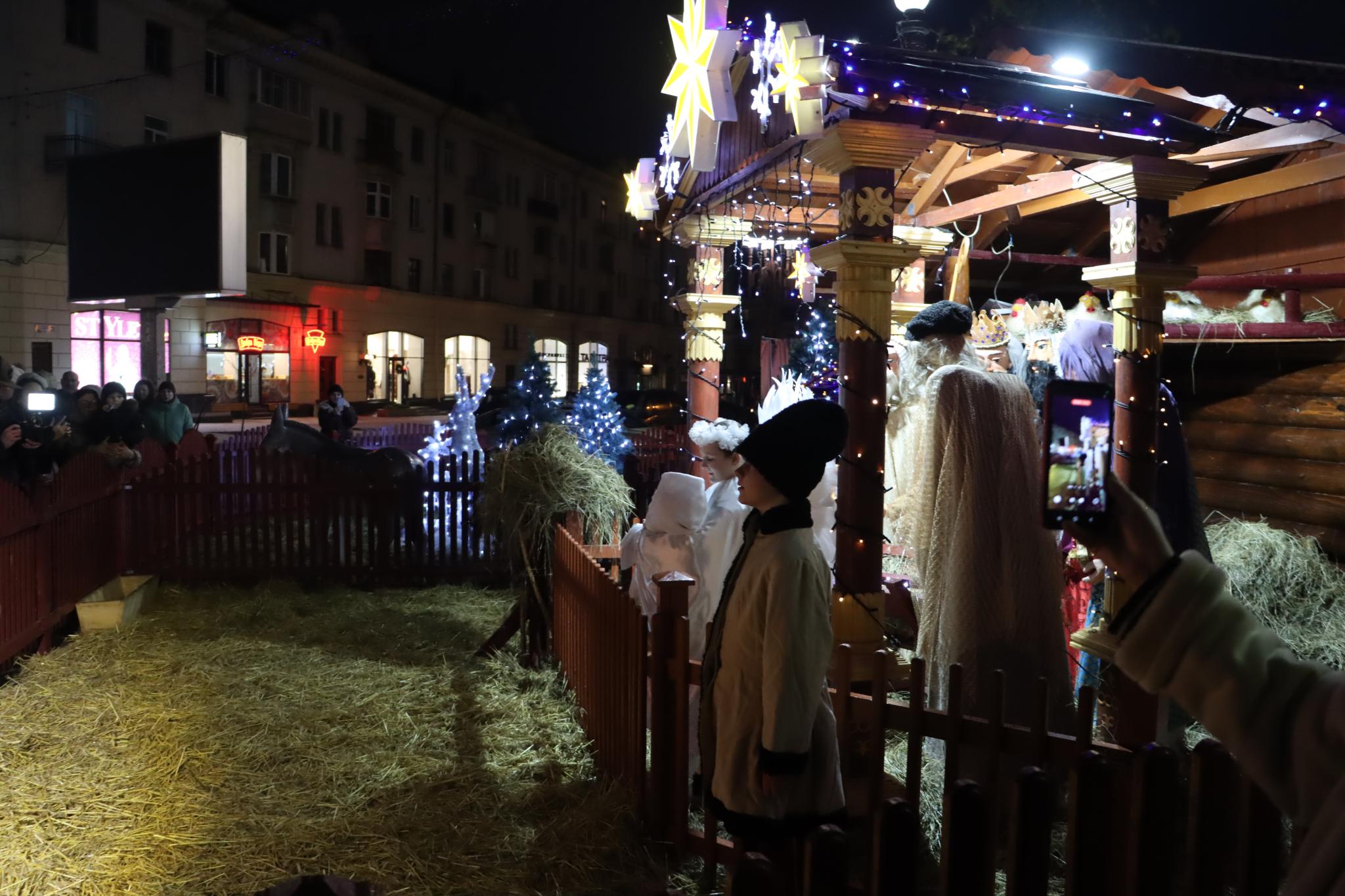 Новини Тернополя - фото з На Театральному майдані освятили різдвяну шопку: як усе відбувалося